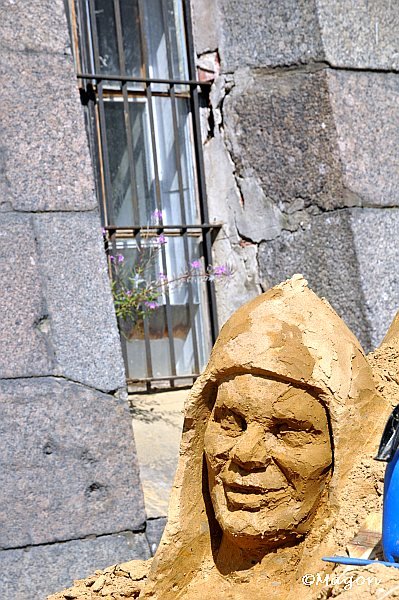 Sand Festival в России: скульптура в капюшоне у старинной стены